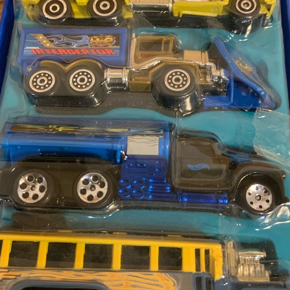 Hot Wheels Special 4 Pack Haulers - Picture 4 of 10